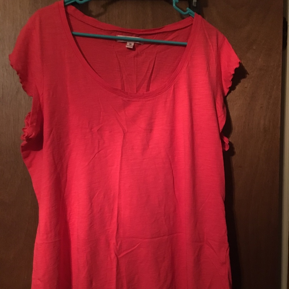Pink tee with scalloped cap sleeves 🏵